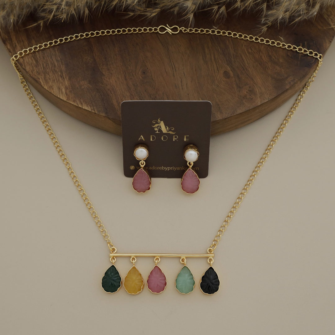 Tapsi 5 Carved Stone Neckpiece With Earring