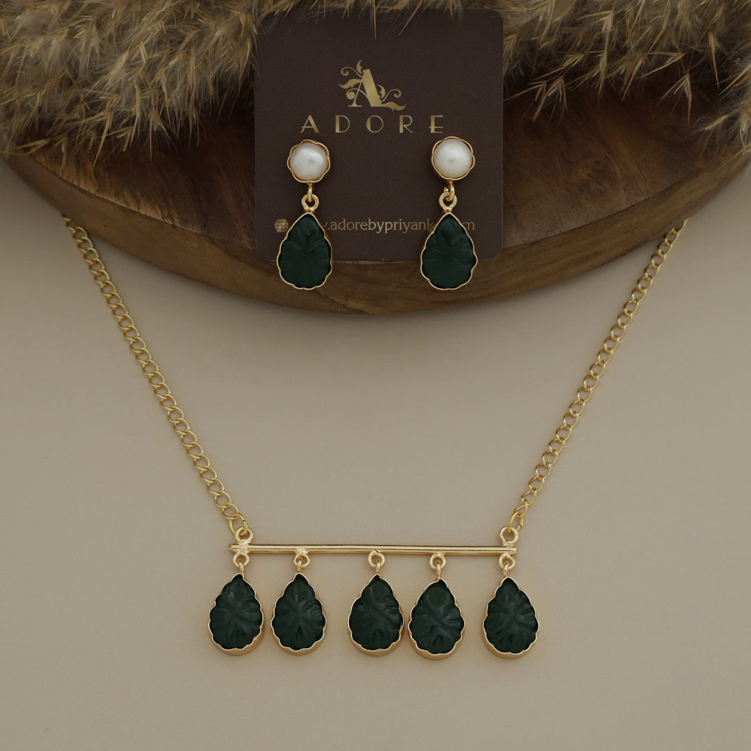 Tapsi 5 Carved Stone Neckpiece With Earring