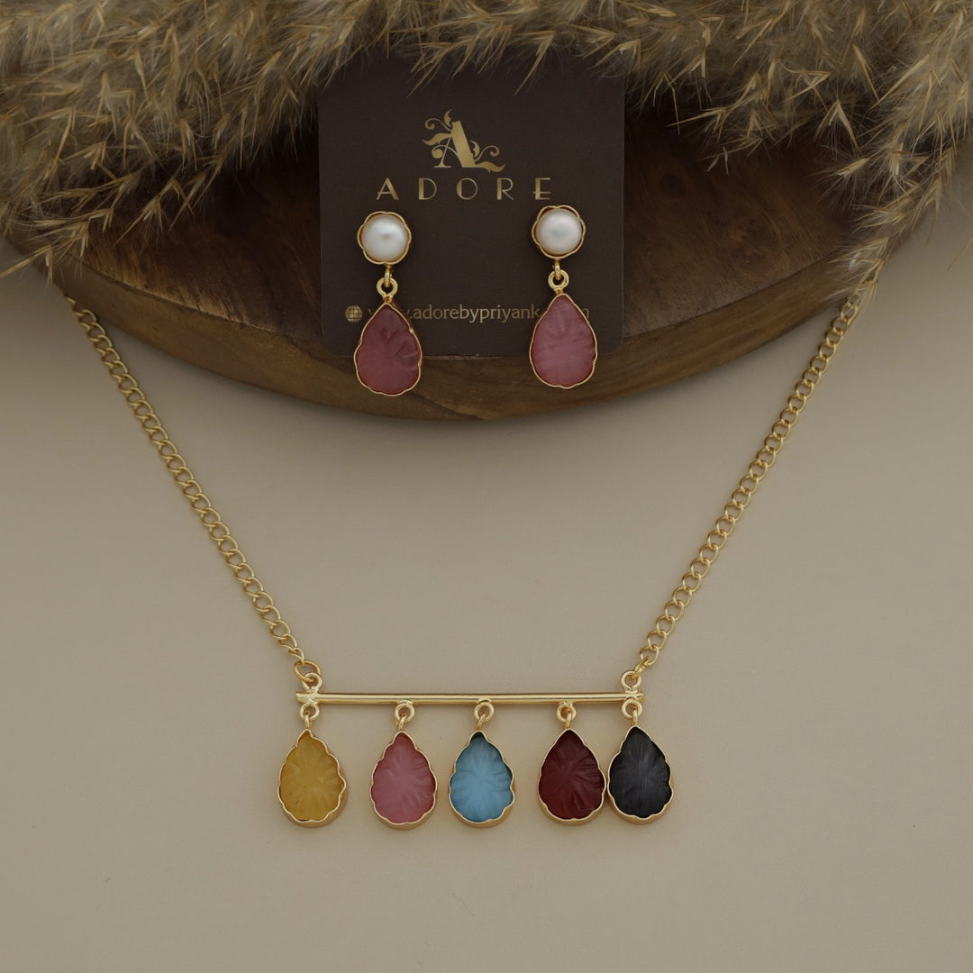 Tapsi 5 Carved Stone Neckpiece With Earring