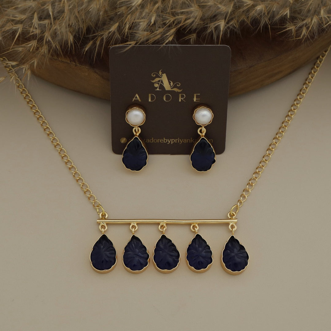Tapsi 5 Carved Stone Neckpiece With Earring