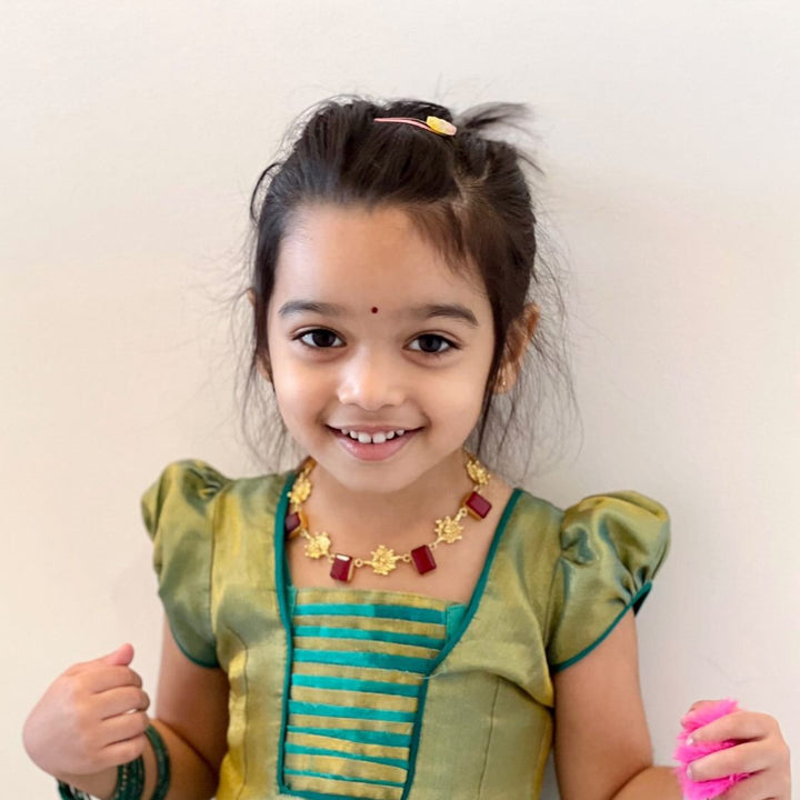 Elite Sparkle Short Neckpiece (1 Layer)