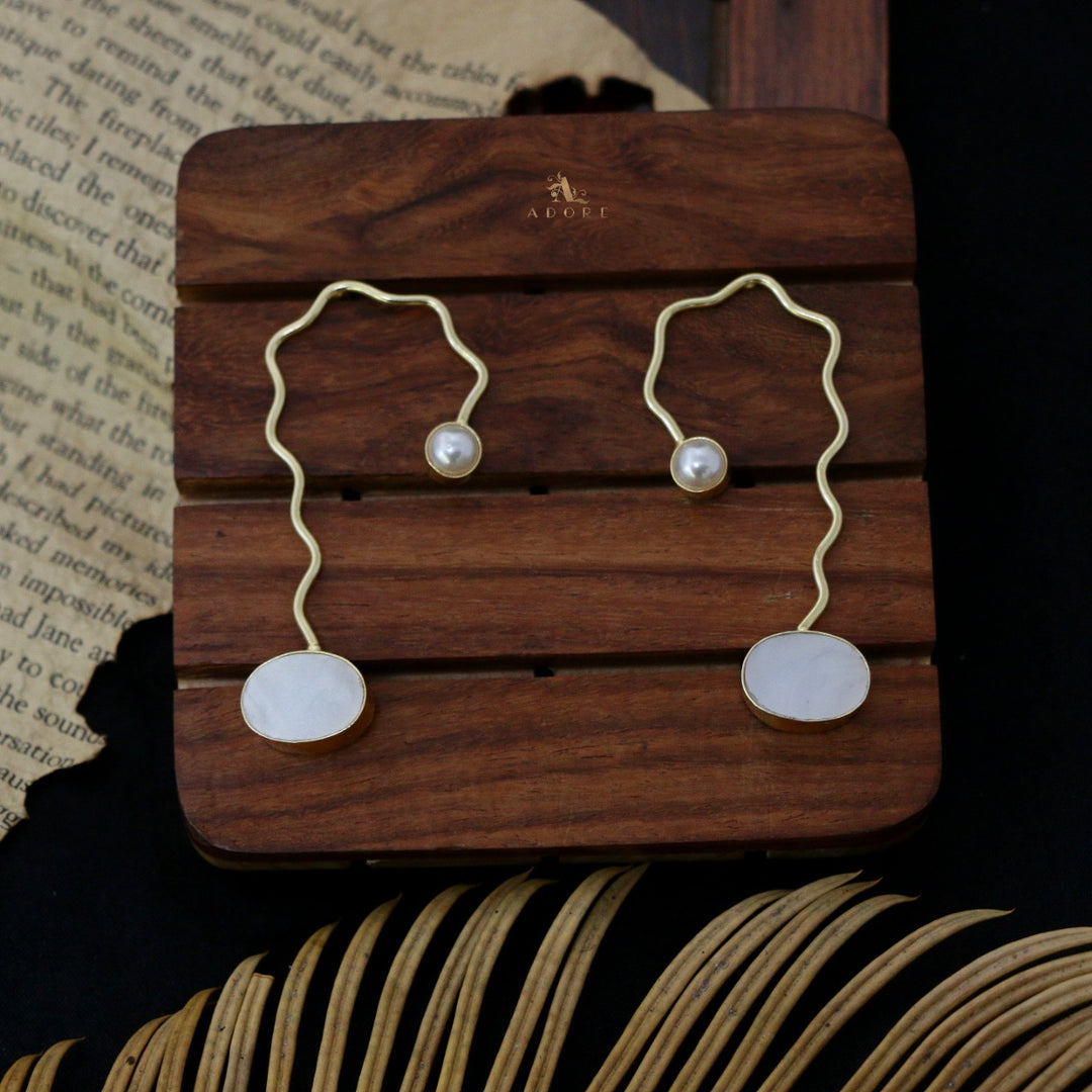 Pearly Zigzag Oval MOP Earring