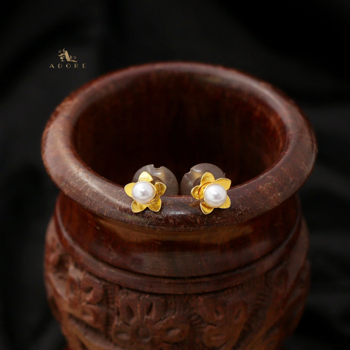 Tesia Flower Pearl Stud