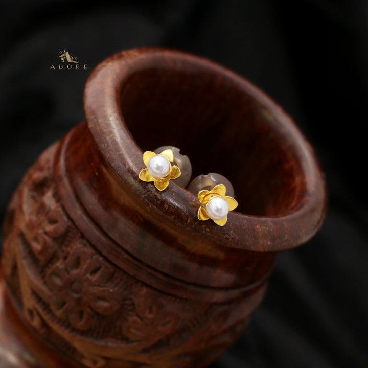 Tesia Flower Pearl Stud