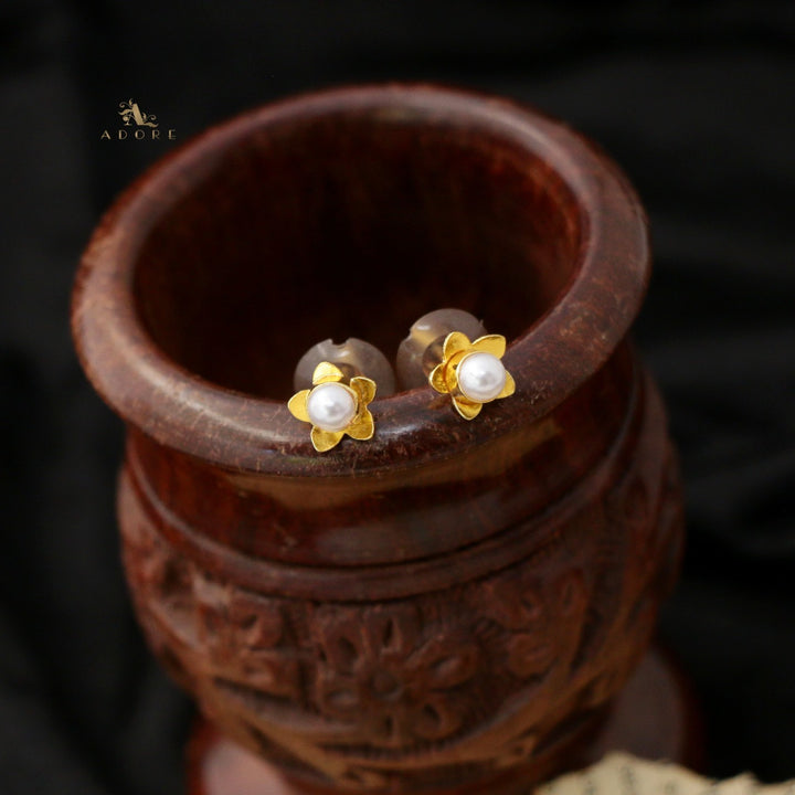 Tesia Flower Pearl Stud