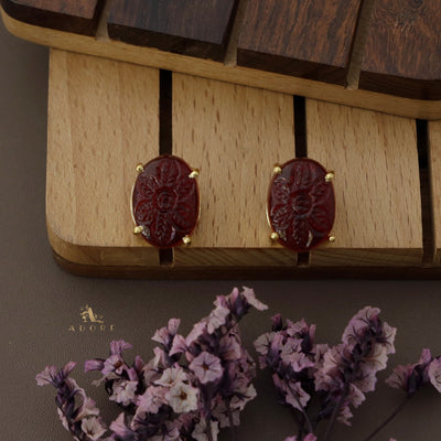 Melo Carved Claw Stud