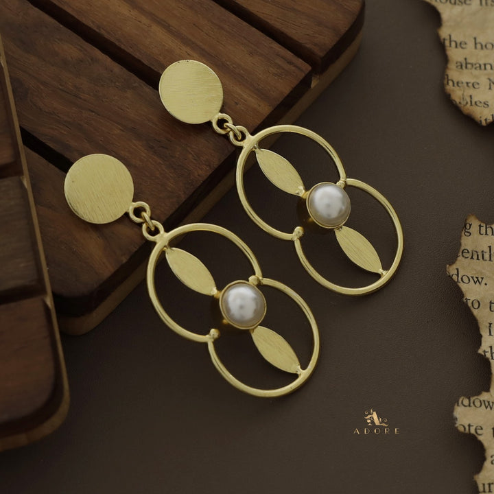 Yeshva Circle And Dual Leaf Pearl Earring