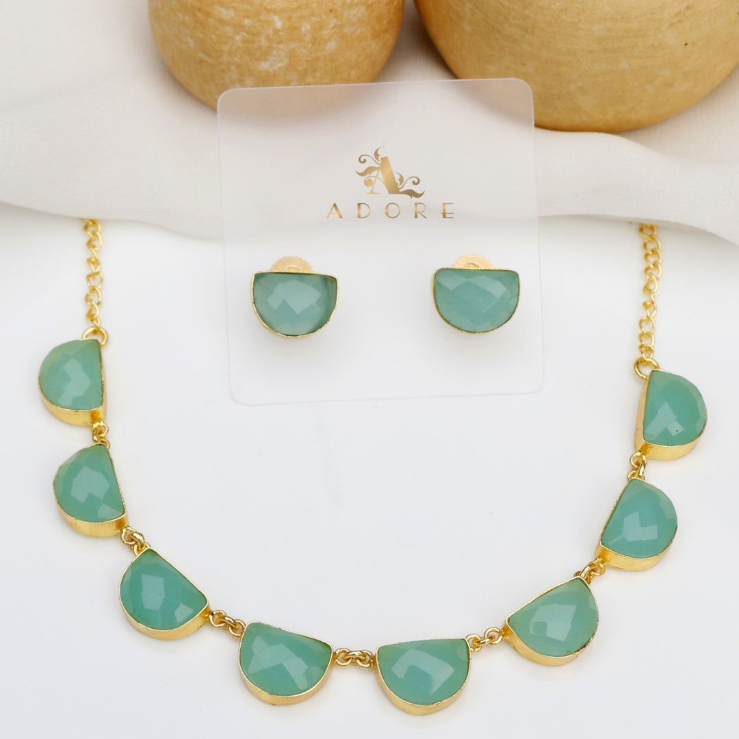 Roshnia Short Neckpiece With Stud