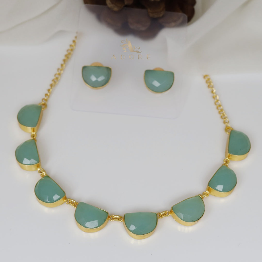 Roshnia Short Neckpiece With Stud