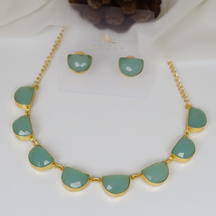 Roshnia Short Neckpiece With Stud